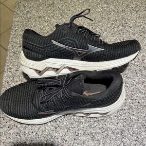 Mizuno Women's Black wave Inspire 18